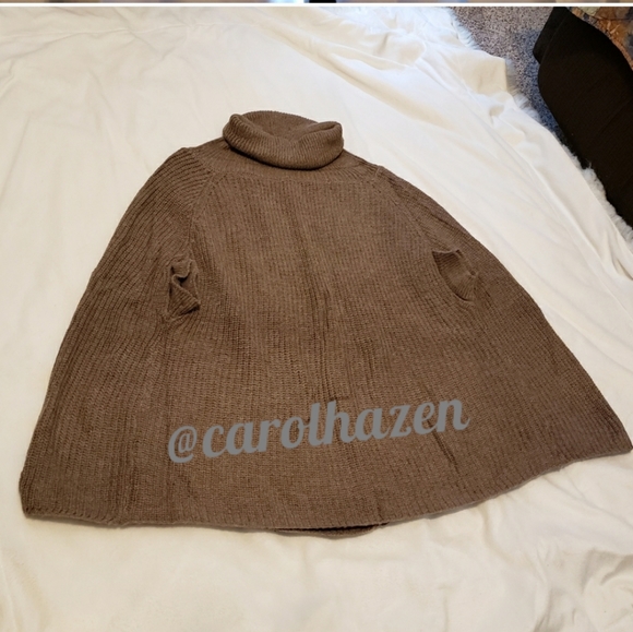 ONE LG LEFT!  NWT Boutique Sweater Cape Brown - Picture 12 of 16